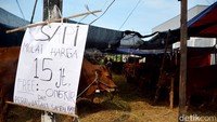 Pedagang juga menawarkan satu ekor sapi mulai Rp 15 juta dengan fasilitas gratis pengiriman dan perawatan sampai hari penyembelihan.