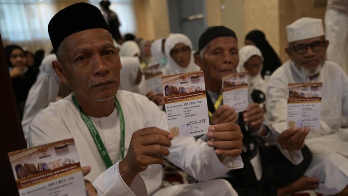 Pengelola wakaf Baitul Asyi Syeikh Abdul Latif Baltou (ketiga kiri) menyampaikan ceramah sebelum pembagian dana wakaf untuk jamaah calon haji asal Aceh di Makkah, Arab Saudi, Minggu (2/6/2024). Jamaah calon haji asal Aceh yang telah tiba di Makkah mulai menerima pembagian dana hasil wakaf produktif sebesar 1.500 riyal per jamaah dari Habib Abdurrahman bin Alwi atau Habib Bugak Asyi yang merupakan warga Arab Saudi yang pernah tinggal di Aceh sekitar 200 tahun yang lalu. ANTARA FOTO/Sigid Kurniawan/tom.