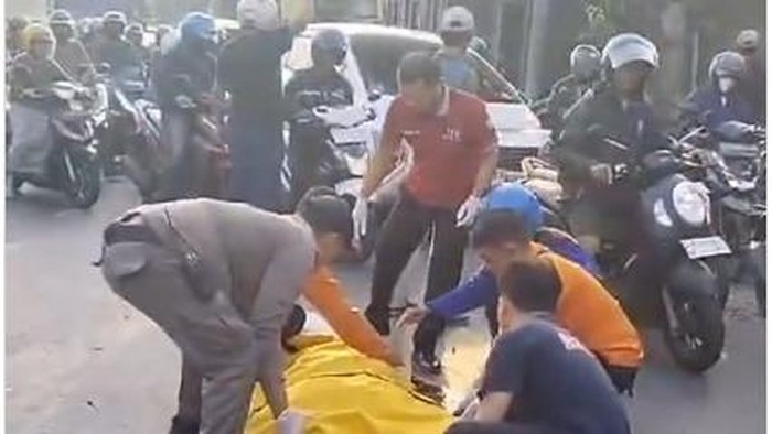 Pemotor tewas diduga terlindas truk di Surabaya