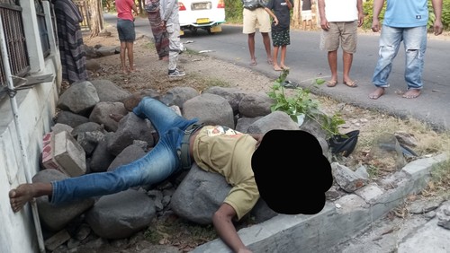 Pemotor tewas setelah menabrak pembatas rumah warga di Jalan Maumere-Nelle, Dusun Nara, Desa Lepolima, Kecamatan Alok Timur, Kabupaten Sikka, NTT, Senin (3/6/2024). (Dok. Polres Sikka)