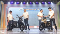(Kiri-Kanan): Marketing Director AHM, Octavianus Dwi Putro, President Director AHM, Susumu Mitsuishi, Executive Vice President Director AHM, Thomas Wijaya dan Marketing Director AHM, Naoki Kajino memperkenalkan All New Honda BeAT dan All New Honda BeAT Street di Bekasi, Jawa Barat, Senin (3/6/2024).