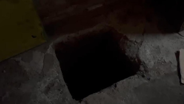 Penampakan lubang di ruang tamu rumah pembunuh bocah di Bekasi.