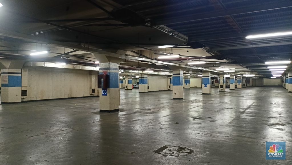 Tampak di dalam mal dan lokasi parkiran pusat perbelanjaan, Ratu Plaza, Sudirman sangat sepi. Berbeda kondisinya saat mencapai masa kejayaan sekitar 10 tahun lalu (Senin, 3/6/2024).