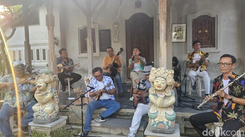 Penampilan live Dewi Pradewi dengan pengiring musik keroncong Pesona Dewata di kediaman Cok Ace, Sukawati, Gianyar, Selasa (28/5/2024). (Putu Krista/detikBali)