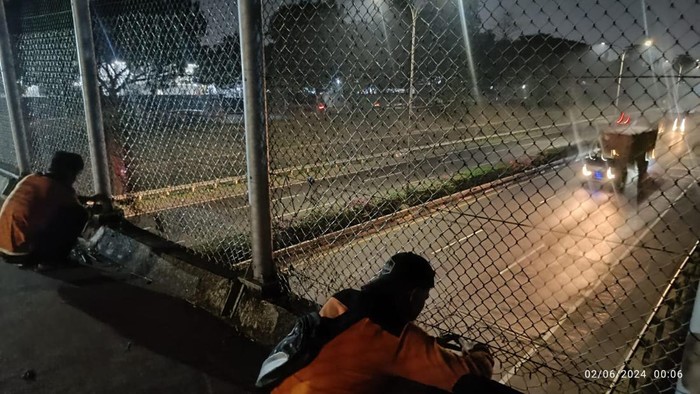 Pengelola mengganti kawat pengaman JPO lokasi jatuhnya bocah ke Tol JORR.