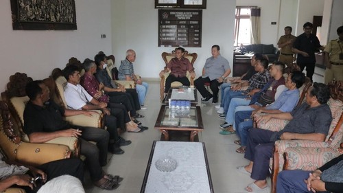 Pengurus Subak Paras Jambul, Kecamatan Sukasada, mengadu DPRD Buleleng, Senin (3/6/2024), gegara saluran irigasi ditembok warga. (Dok. DPRD Buleleng)