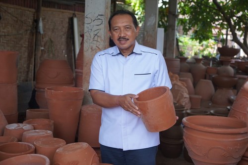 Penjabat (Pj) Bupati Klungkung I Nyoman Jendrika mengunjungi perajin gerabah di Desa Kasongan, Kecamatan Kasihan, Kabupaten Bantul, Daerah Istimewa Yogyakarta.