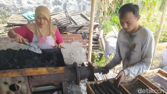 Perajin arang briket di Temanggung kebanjiran orderan jelang Idul Adha, Senin (3/6/2024)