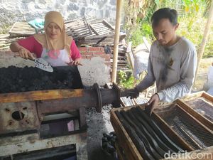 Perajin Arang Briket di Temanggung Kebanjiran Order, Sehari Capai 1 Ton!