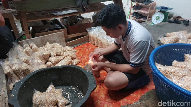 Perajin tempe mengolah kedelai di Kampung Tempe.