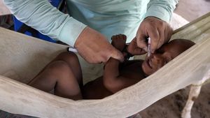 Petugas Medis Beri Vaksin Polio ke Anak-anak Pakistan