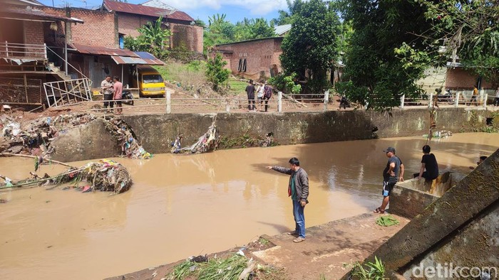 Petugas melakukan pencarian bocah yang hilang terbawa arus sungai di Lubuklinggau