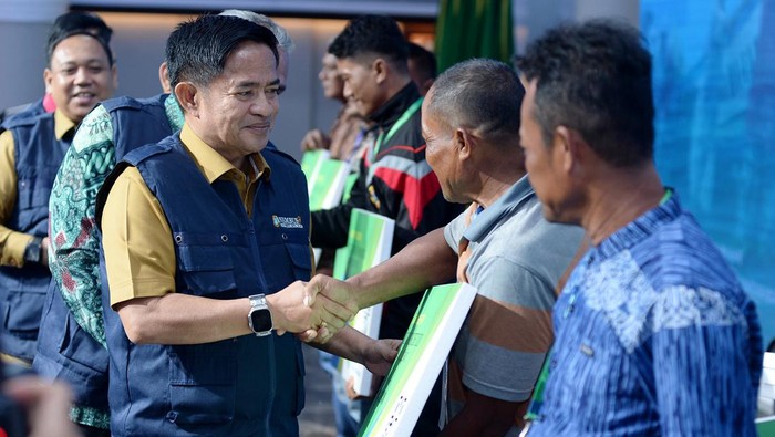 Pj Gubsu saat menyerahkan asuransi dan meluncur program Nembush. (Foto: Dok. Diskominfo Sumut).