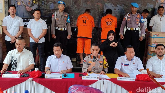 Polda Banten bongkar pabrik oli motor palsu di Tangerang (Bahtiar/Detikcom)