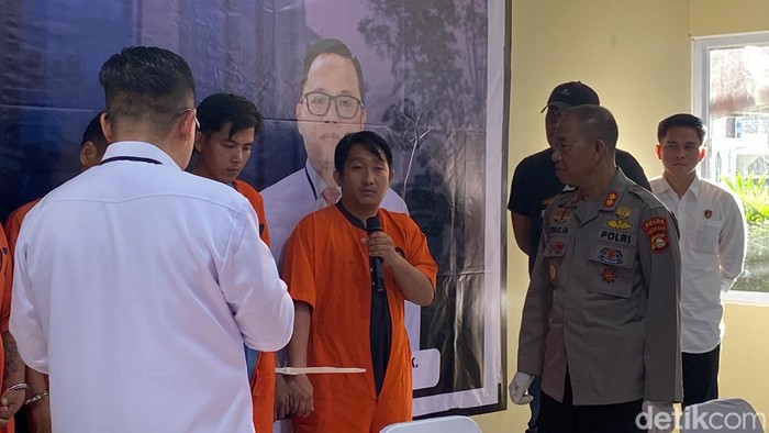 Polda Sumsel mengungkap aksi perampokan rumah dan ruko di Banyuasin. Perampokan tersebut diotaki mantan pegawai toko tersebut bernama Ali Topan (27).