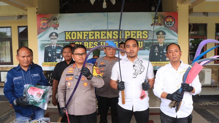 Polisi memperlihatkan barang bukti bentrok geng motor di Indramayu