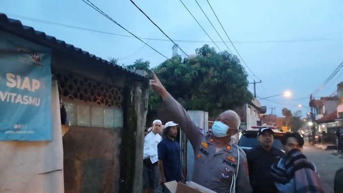 Polisi Mengecek Lokasi Tewasnya Bocah SMP Tersengat Listrik di Margaasih