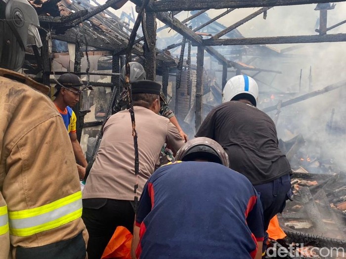 Polisi mengevakuasi jenazah korban di lokasi kebakaran rumah di Desa Bandar, Kecamatan Bandar, Kabupaten Batang, Senin (3/6/2024) sore.
