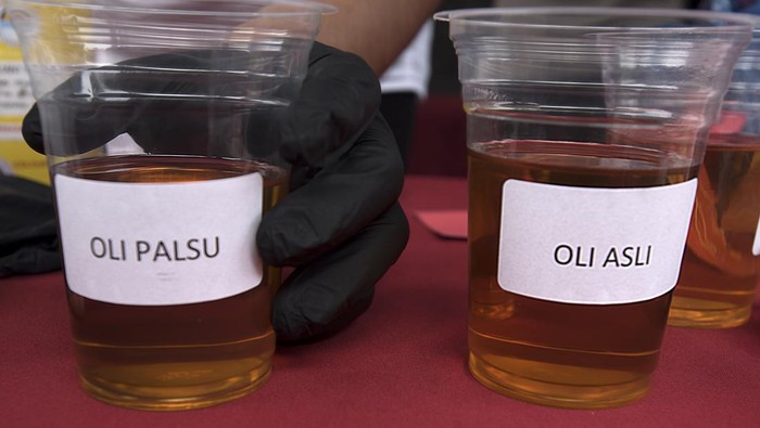 Sejumlah barang bukti diperlihatkan saat ekspos pengungkapan produksi dan perdagangan oli palsu di Serang, Banten, Senin (3/5/2024). Jajaran Disreskrimsus Polda Banten berhasil menyita ratusan botol oli merk terkenal yang dipalsukan dan menangkap 2 orang pelakunya berinisial HW dan HB yang mengedarkan oli palsu tersebut di Banten dan DKI Jakarta. ANTARA FOTO/Asep Fathulrahman/YU