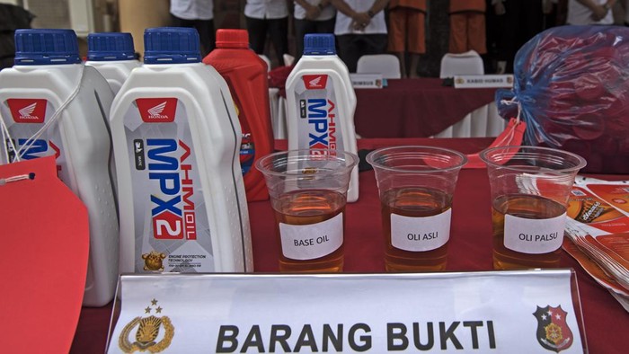 Sejumlah barang bukti diperlihatkan saat ekspos pengungkapan produksi dan perdagangan oli palsu di Serang, Banten, Senin (3/5/2024). Jajaran Disreskrimsus Polda Banten berhasil menyita ratusan botol oli merk terkenal yang dipalsukan dan menangkap 2 orang pelakunya berinisial HW dan HB yang mengedarkan oli palsu tersebut di Banten dan DKI Jakarta. ANTARA FOTO/Asep Fathulrahman/YU