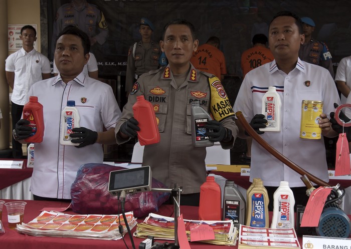 Sejumlah barang bukti diperlihatkan saat ekspos pengungkapan produksi dan perdagangan oli palsu di Serang, Banten, Senin (3/5/2024). Jajaran Disreskrimsus Polda Banten berhasil menyita ratusan botol oli merk terkenal yang dipalsukan dan menangkap 2 orang pelakunya berinisial HW dan HB yang mengedarkan oli palsu tersebut di Banten dan DKI Jakarta. ANTARA FOTO/Asep Fathulrahman/YU