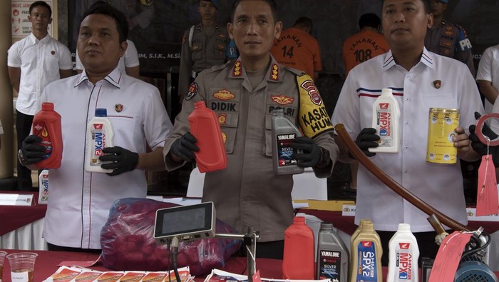 Polisi Ungkap Produksi Oli Palsu Merek Terkenal di Banten Sejumlah barang bukti diperlihatkan saat ekspos pengungkapan produksi dan perdagangan oli palsu di Serang, Banten, Senin (3/5/2024). Jajaran Disreskrimsus Polda Banten berhasil menyita ratusan botol oli merk terkenal yang dipalsukan dan menangkap 2 orang pelakunya berinisial HW dan HB yang mengedarkan oli palsu tersebut di Banten dan DKI Jakarta. ANTARA FOTO/Asep Fathulrahman/YU