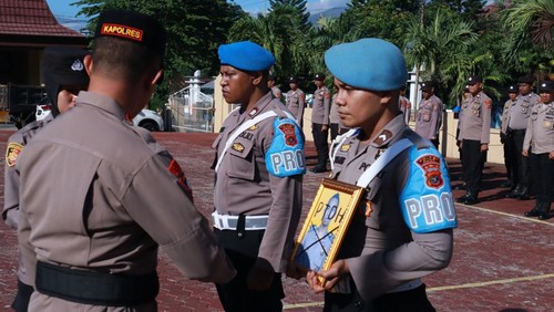 Polres Alor melaksanakan upacara PTDH terhadap Brigpol Andreas Peterson Lakilangi, Senin (3/6/2024). (Dok. Polres Alor)