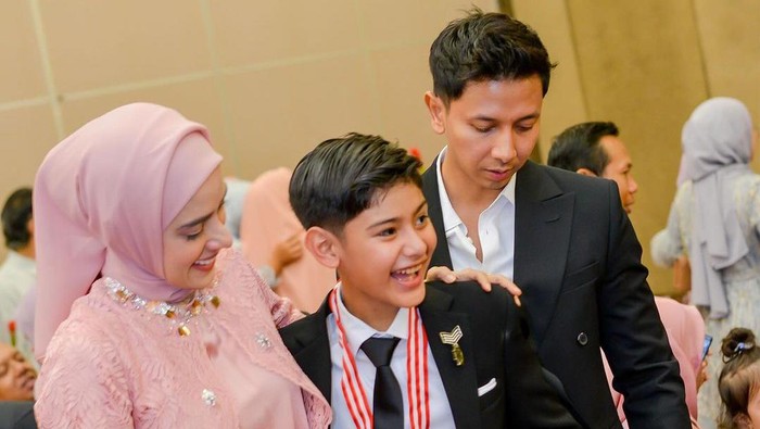 Potret Fairuz A Rafiq Dampingi King Faaz Wisuda SD
