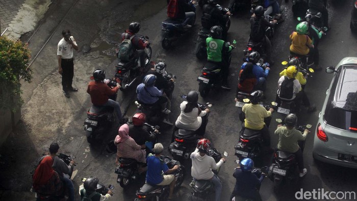 Kemacetan terjadi di Jalan Ciledug Raya, Cipulir, Jakarta, Senin (3/6/2024). Kemacetan ini diakibatkan adanya galian pipa jacking Dinas Sumber Daya Air DKI.