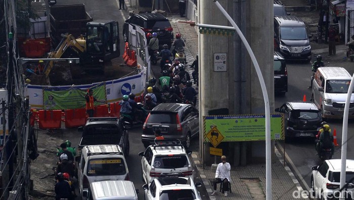 Warga Mengeluhkan Kemacetan Akibat Proyek Gorong-Gorong 9 Desember 2025