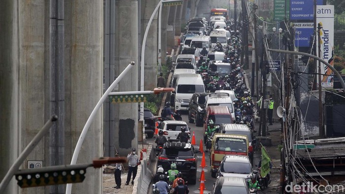 Potret Kemacetan di Cipulir Akibat Proyek Gorong-gorong Kemacetan terjadi di Jalan Ciledug Raya, Cipulir, Jakarta, Senin (3/6/2024). Kemacetan ini diakibatkan adanya galian pipa jacking Dinas Sumber Daya Air DKI.