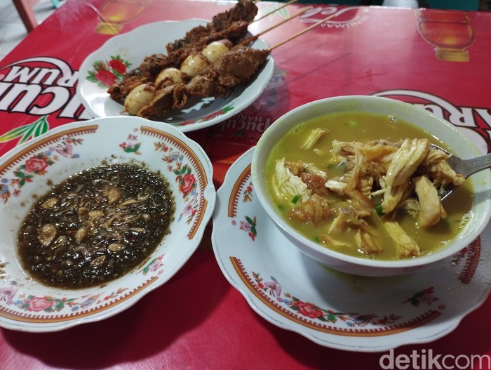Potret seporsi menu di Nasi Soto Glugur