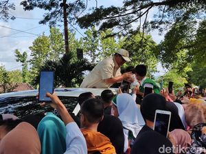 Prabowo Berkunjung ke Gunungkidul, Bagi-bagi Kaus hingga Cium Kening Bocah