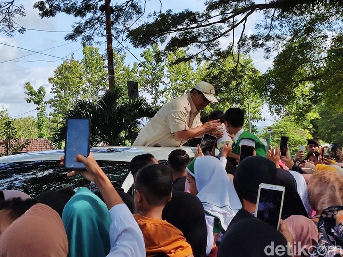 Presiden Joko Widodo Sambut Hangat Prabowo Subianto di Gunungkidul, Berbagi Kebahagiaan dengan Masyarakat