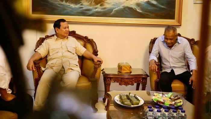 Prabowo Subianto menyambangi Subagyo HS