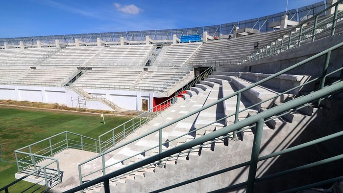 Bupati Kediri Hanindhito Himawan Pramanan (tengah) meninjau stadion Gelora Daha Jayati Kediri di Desa Bulusari, Kabupaten Kediri, Jawa Timur, Senin (3/6/2024). Hanindhito Himawan Pramanan  memastikan proyek pembangunan stadion Gelora Daha Jayati tidak mangkrak dan akan dilanjutkan kembali pembangunan tahap ke dua pada bulan September 2024 dengan anggaran Rp303 miliar.ANTARA FOTO/Prasetia Fauzani/YU