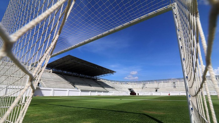 Bupati Kediri Hanindhito Himawan Pramanan (tengah) meninjau stadion Gelora Daha Jayati Kediri di Desa Bulusari, Kabupaten Kediri, Jawa Timur, Senin (3/6/2024). Hanindhito Himawan Pramanan  memastikan proyek pembangunan stadion Gelora Daha Jayati tidak mangkrak dan akan dilanjutkan kembali pembangunan tahap ke dua pada bulan September 2024 dengan anggaran Rp303 miliar.ANTARA FOTO/Prasetia Fauzani/YU