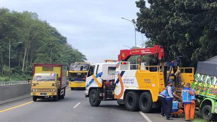 Proses evakuasi truk yang terlibat kecelakaan di Tol Semarang, Senin (3/6/2024).