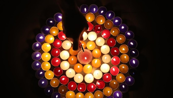 Warga keturunan Tionghoa yang beragama Buddha mengikuti prosesi lilin pada rangkaian peringatan Tri Suci Waisak 2568 Buddhis Era (BE) - 2024 di Vihara Sakyamuni, Banda Aceh, Aceh, Minggu (2/6/2024). Sebelum ditata membentuk stupa dan kelopak bunga teratai, umat Buddha membawa lilin tersebut berkeliling tempat ibadah yang bermakna pengusiran kegelapan batin dan ketidaktahuan di dunia. ANTARA FOTO/Irwansyah Putra/tom.