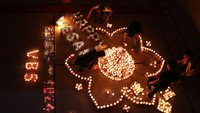 Warga keturunan Tionghoa yang beragama Buddha mengikuti prosesi lilin pada rangkaian peringatan Tri Suci Waisak 2568 Buddhis Era (BE) - 2024 di Vihara Sakyamuni, Banda Aceh, Aceh, Minggu (2/6/2024). 