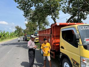 Surat Kendaraan Mati, Puluhan Truk di Tuban Terkena Tilang