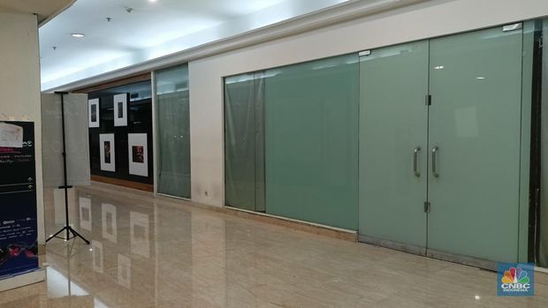 Pusat Perbelanjaan legendaris Ratu Plaza yang dulunya ramai dikunjungi banyak orang kini sudah sangat sepi. Pantauan CNBC Indonesia, Senin (3/6/2024), tidak banyak pengunjung yang datang meski sekeliling mal merupakan perkantoran mewah dengan banyak pekerja kantoran. (CNBC Indonesia/Ferry Sandi)