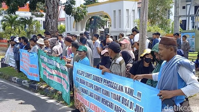 Ratusan petani menggelar aksi damai di depan kantor Kejaksanaan Tinggi Babel.