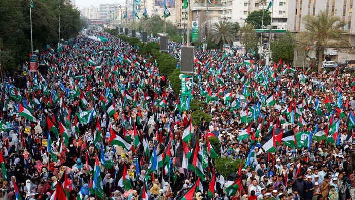 People wave Palestinian flags during Gaza Million March in solidarity with Palestinians, organized by the religious and political party Jamaat-e-Islami (JI) in Karachi, Pakistan June 2, 2024. REUTERS/Akhtar Soomro