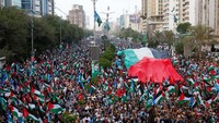 Bendera Palestina berukuran raksasa juga dibentangkan. 
