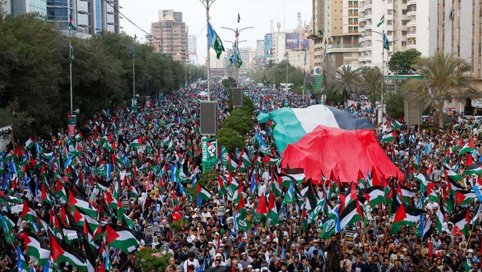 People wave Palestinian flags during Gaza Million March in solidarity with Palestinians, organized by the religious and political party Jamaat-e-Islami (JI) in Karachi, Pakistan June 2, 2024. REUTERS/Akhtar Soomro