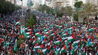 Massa mengibarkan bendera Palestina selama Gaza Million March sebagai solidaritas terhadap warga Palestina di Karachi, Pakistan 2 Juni 2024. 