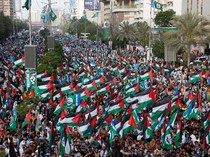 Ribuan Bendera Palestina Berkibar di Karachi