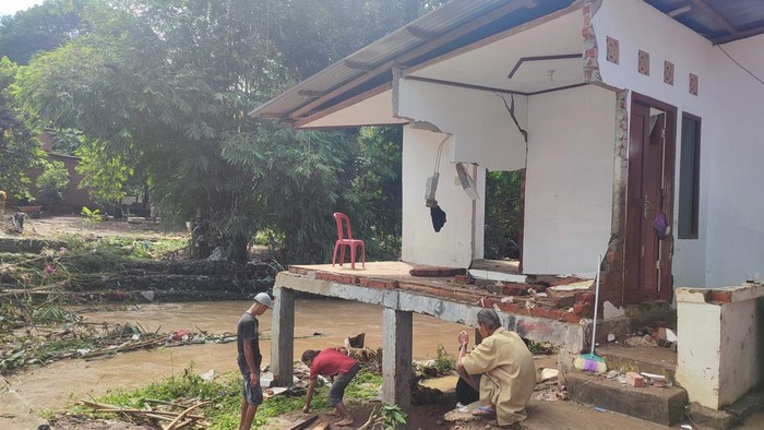 Rumah warga Lubuklinggau rusak setelah diterjang banjir