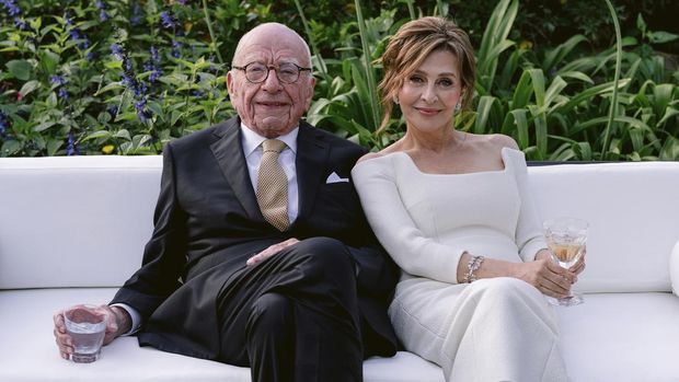 Rupert Murdoch dan istrinya, Elena Zhukova, berpose untuk foto pada Sabtu (1/6/2024) selama upacara pernikahan mereka di perkebunan anggur mereka di Bel Air, California. (News Corp.  via AP)